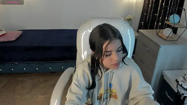 Nicole Foxx  online show from February 2025 11:00:02 PM