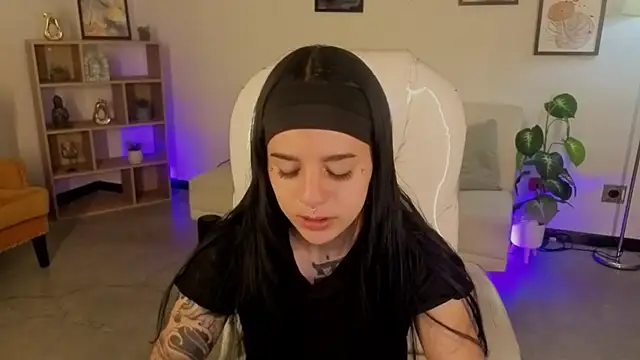 Nicole Foxx  online show from November 2025 07:34:02 PM