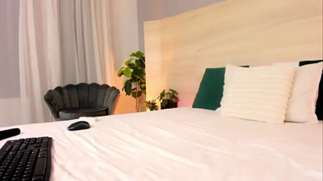Snapshot of EllaWhiteX chatting on May 2026 05:00:01 PM EllaWhiteX online show from May 2026 05:00:01 PM