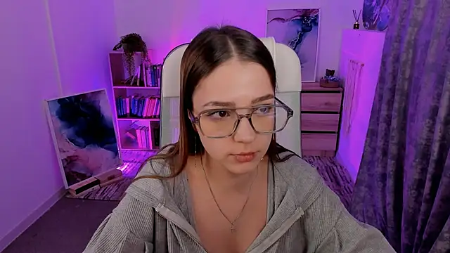 PamBeesly online show from February 2025 08:04:01 AM