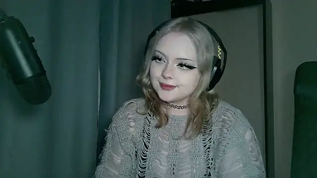 Snapshot of Electro_doll chatting on February 2025 03:08:01 PM Electro doll online show from February 2025 03:08:01 PM