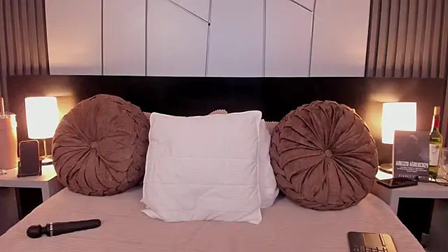 fiorella paris online show from December 2025 04:40:02 AM