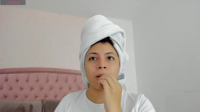 Kendall  Fox online show from October 2025 06:05:02 AM