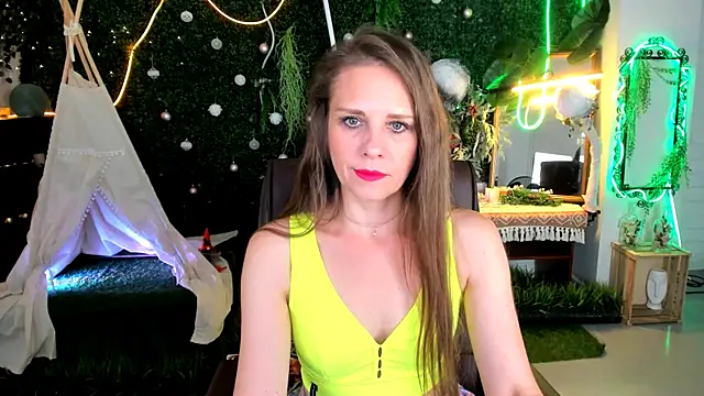 Snapshot of EmiliaBedy chatting on June 2026 09:02:01 AM EmiliaBedy online show from June 2026 09:02:01 AM