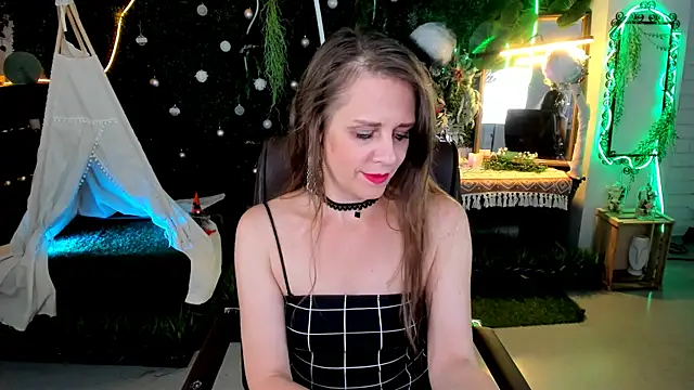 Snapshot of EmiliaBedy chatting on June 2026 09:44:01 AM EmiliaBedy online show from June 2026 09:44:01 AM