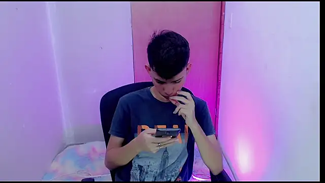 Snapshot of Alexxx_lov chatting on February 2025 12:28:01 PM Alexxx lov online show from February 2025 12:28:01 PM