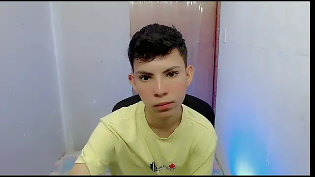 Snapshot of Alexxx_lov chatting on February 2025 12:33:02 PM Alexxx lov online show from February 2025 12:33:02 PM