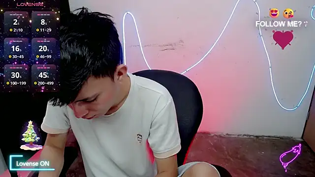 Snapshot of Alexxx_lov chatting on December 2025 01:06:01 PM Alexxx lov online show from December 2025 01:06:01 PM