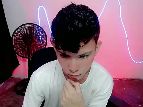 Snapshot of Alexxx_lov chatting on December 2025 01:07:01 PM Alexxx lov online show from December 2025 01:07:01 PM