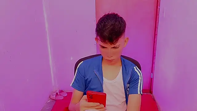 Snapshot of Alexxx_lov chatting on February 2026 12:33:02 PM Alexxx lov online show from February 2026 12:33:02 PM