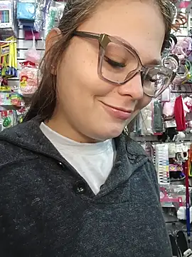 Snapshot of Vale_Saenzz chatting on November 2025 09:28:01 PM Vale Saenzz online show from November 2025 09:28:01 PM