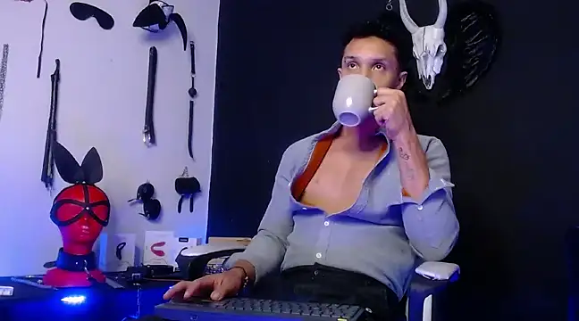 Snapshot of AngeloColleen chatting on February 2025 11:02:01 AM AngeloColleen online show from February 2025 11:02:01 AM