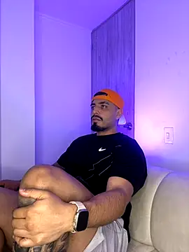 Snapshot of LeandroRusso chatting on September 2025 02:22:01 AM LeandroRusso online show from September 2025 02:22:01 AM