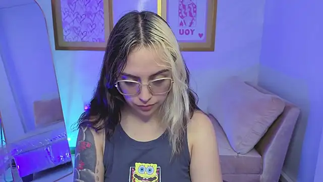 Hela v online show from November 2025 07:58:01 PM