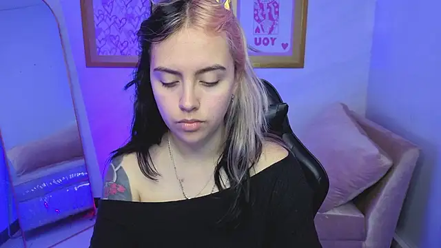 Hela v online show from January 2026 08:10:02 PM