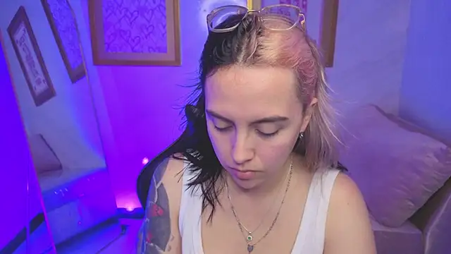 Hela v online show from January 2026 08:12:02 PM