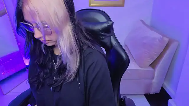 Hela v online show from January 2026 08:02:02 PM