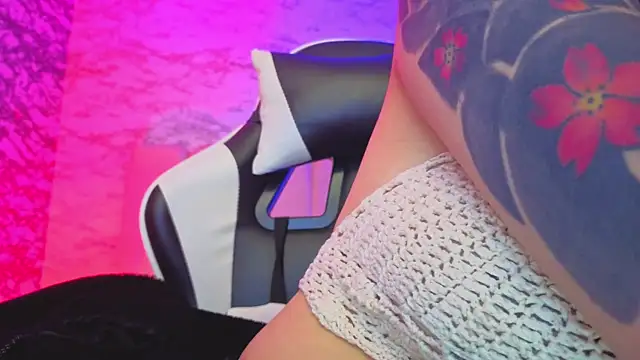 Hela v online show from March 2026 01:03:02 PM