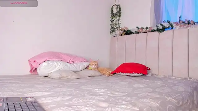 alice guzman1 online show from December 2025 02:44:02 PM