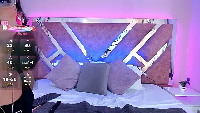 AliDiaz  online show from October 2025 07:38:01 PM