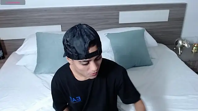 Liiamthompson online show from April 2026 07:11:02 PM