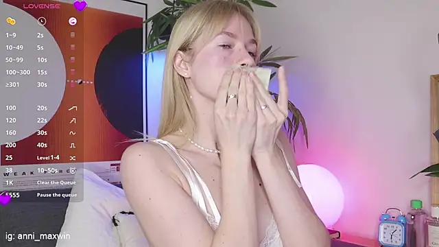 Snapshot of WhiteAnni chatting on March 2025 03:10:02 AM WhiteAnni online show from March 2025 03:10:02 AM