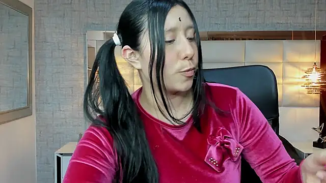 Nohemi louse online show from October 2025 07:11:02 PM