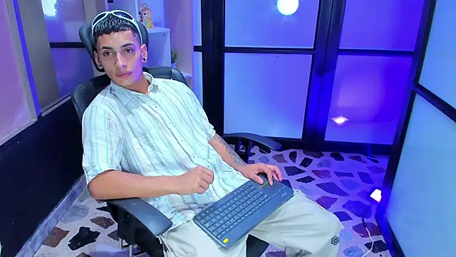 Snapshot of JhoanLeandro chatting on February 2025 04:47:01 AM JhoanLeandro online show from February 2025 04:47:01 AM