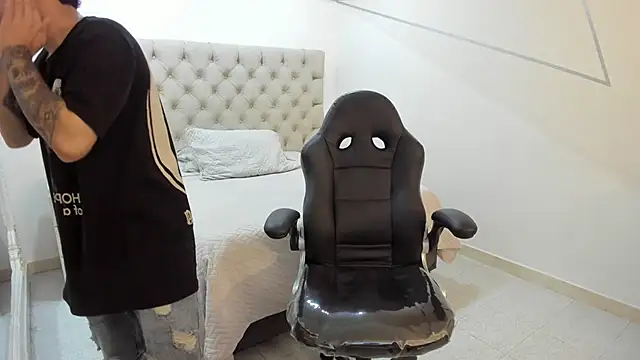 Snapshot of JhoanLeandro chatting on October 2025 06:23:01 AM JhoanLeandro online show from October 2025 06:23:01 AM