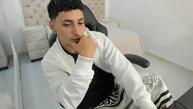 Snapshot of JhoanLeandro chatting on October 2025 05:19:01 AM JhoanLeandro online show from October 2025 05:19:01 AM