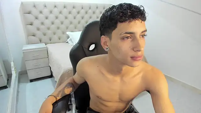 Snapshot of JhoanLeandro chatting on October 2025 04:49:01 AM JhoanLeandro online show from October 2025 04:49:01 AM