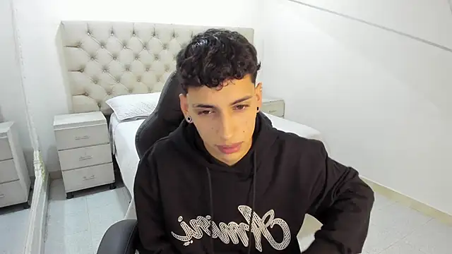 Snapshot of JhoanLeandro chatting on November 2025 05:28:02 AM JhoanLeandro online show from November 2025 05:28:02 AM