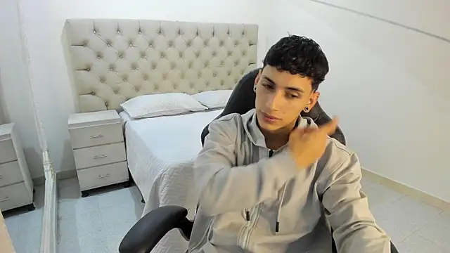 Snapshot of JhoanLeandro chatting on November 2025 04:54:02 AM JhoanLeandro online show from November 2025 04:54:02 AM