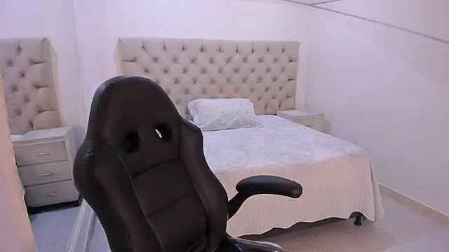 Snapshot of JhoanLeandro chatting on December 2025 04:44:02 AM JhoanLeandro online show from December 2025 04:44:02 AM