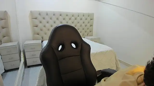 Snapshot of JhoanLeandro chatting on December 2025 05:01:01 AM JhoanLeandro online show from December 2025 05:01:01 AM