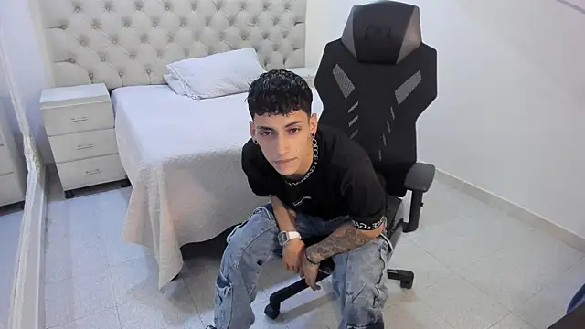 Snapshot of JhoanLeandro chatting on January 2026 05:44:01 AM JhoanLeandro online show from January 2026 05:44:01 AM