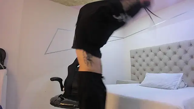 Snapshot of JhoanLeandro chatting on January 2026 05:00:02 AM JhoanLeandro online show from January 2026 05:00:02 AM