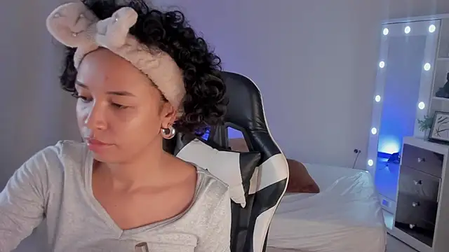 Snapshot of leahaltomm chatting on February 2025 10:35:01 AM leahaltomm online show from February 2025 10:35:01 AM