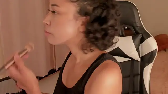 Snapshot of leahaltomm chatting on March 2025 05:38:02 PM leahaltomm online show from March 2025 05:38:02 PM