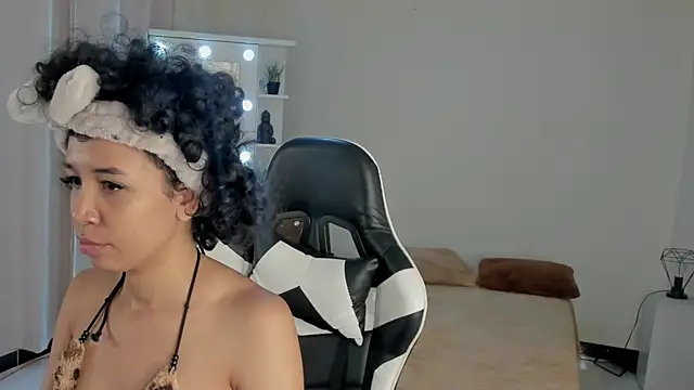 Snapshot of leahaltomm chatting on March 2025 06:29:01 PM leahaltomm online show from March 2025 06:29:01 PM