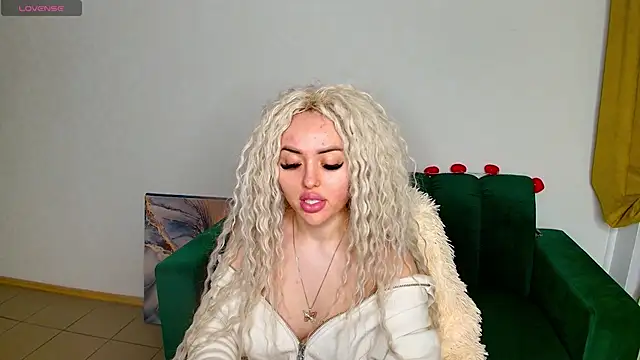 Snapshot of MissisCaty chatting on February 2025 11:12:01 PM MissisCaty online show from February 2025 11:12:01 PM