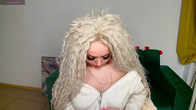 Snapshot of MissisCaty chatting on February 2025 04:01:02 AM MissisCaty online show from February 2025 04:01:02 AM