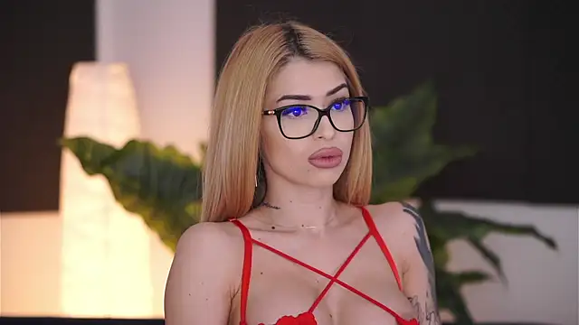 Snapshot of SkinnyBlondiie chatting on February 2025 10:07:02 AM SkinnyBlondiie online show from February 2025 10:07:02 AM