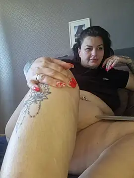 Snapshot of CannabisQueenn chatting on June 2026 08:29:02 AM CannabisQueenn online show from June 2026 08:29:02 AM