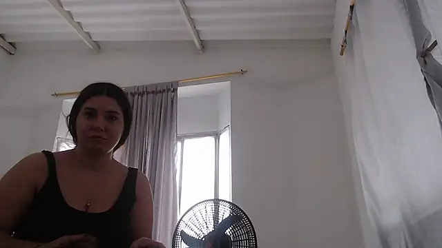 Anniferreira2 online show from October 2025 02:56:02 PM