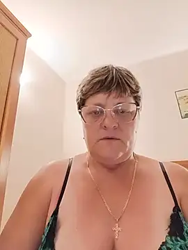 Snapshot of ElzaJewel chatting on June 2026 08:51:01 PM ElzaJewel online show from June 2026 08:51:01 PM