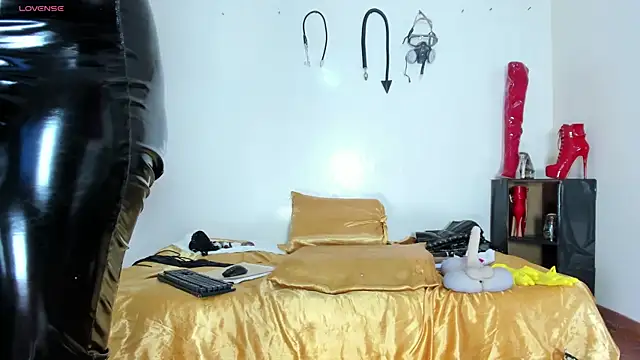 aurora cullen  online show from April 2026 11:44:02 AM