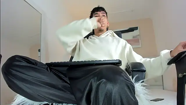 ISAAC CRYSTON online show from December 2025 07:55:01 PM