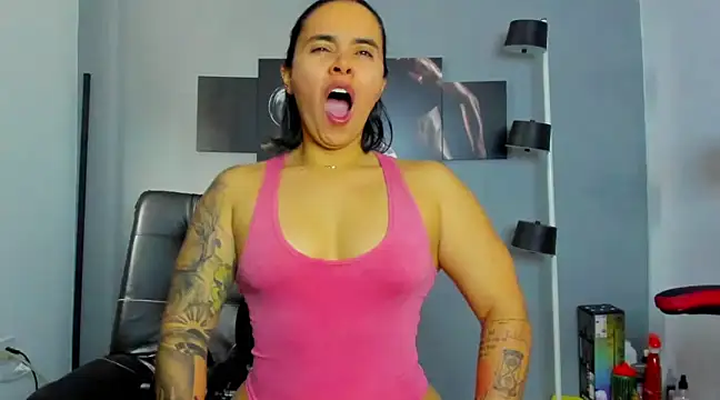 karlyjons12 online show from March 2025 01:31:02 PM