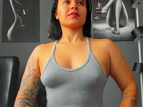 karlyjons12 online show from October 2025 04:22:01 PM